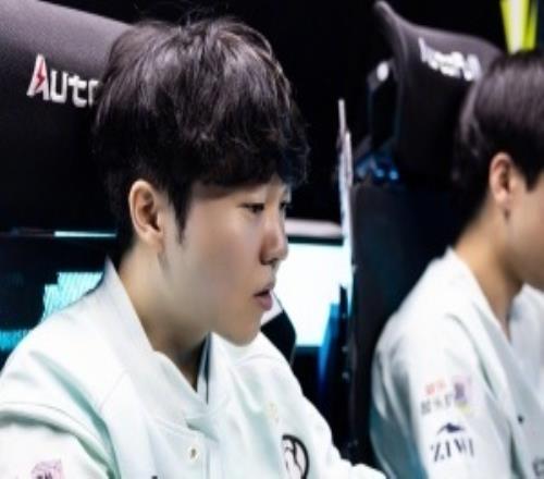 魔怔了iG粉丝微博扬言威胁Rookie：今天敢一手瑞兹我就敢送花圈给你