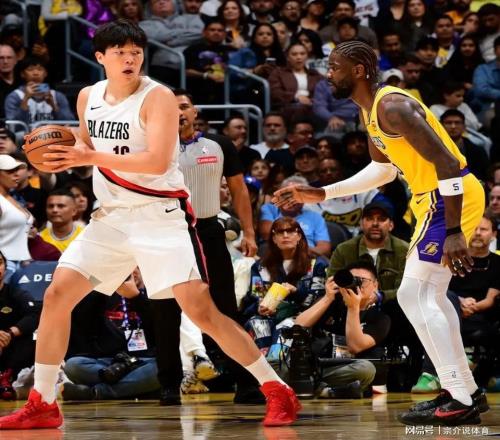 不能忍！韩国棒子公开嘲讽杨瀚森，开拓者教练不耐烦，小杨被坑了