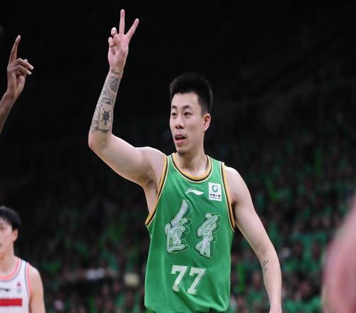 震动CBA！张镇麟加盟上海队，辽篮收获现金+球员，杨鸣还想夺冠