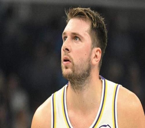 一边倒！湖人被压制落后11分：东契奇19+5苦撑，詹姆斯陷低迷