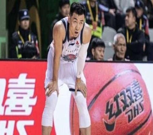 唉！罚下客队3名主力+驱逐主帅，媒体人匪夷所思，网友哨子真黑