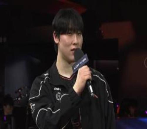 嘲讽LPLZeka：其实LCK炸弹人是比较难打沙皇的因为LCK的沙皇都太强了