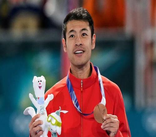 创历史！宁忠岩米兰摘铜，中国男子速滑冬奥首枚奖牌来了