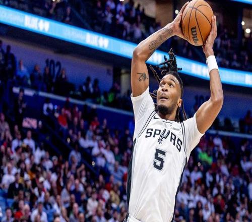 牛，马刺队文班亚马在对阵篮网的比赛中展现了他全面的球技