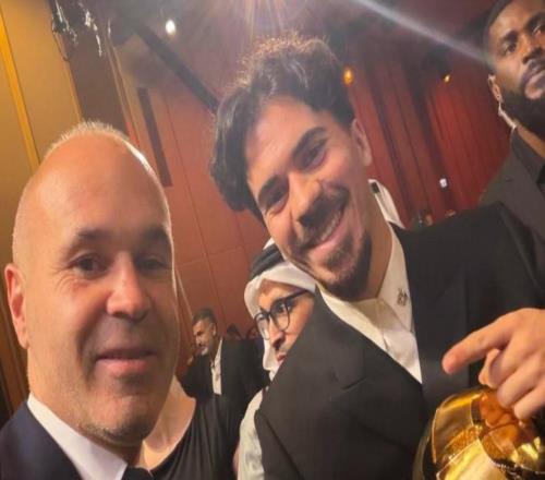 维蒂尼亚晒自己和伊涅斯塔合影：终极榜样，我太幸运了